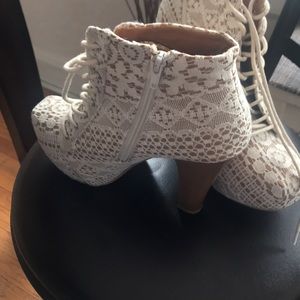 Lace, laced bootie🌼🌼🌼